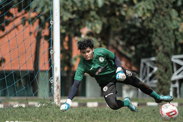 Adi Satryo saat menjalani latihan bersama PSS Sleman di Bandung, Senin (15/3/2021).