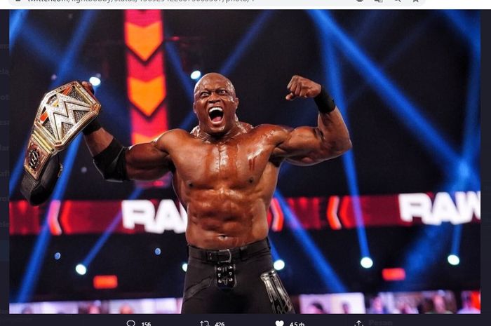 Pegulat WWE, Bobby Lashley, saat memamerkan sabuk juara WWE. 