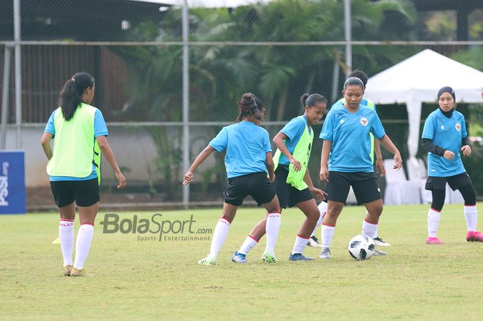 Timnas putri Indonesia sedang berlatih di Lapangan D, Senayan, Jakarta, 8 Maret 2021.