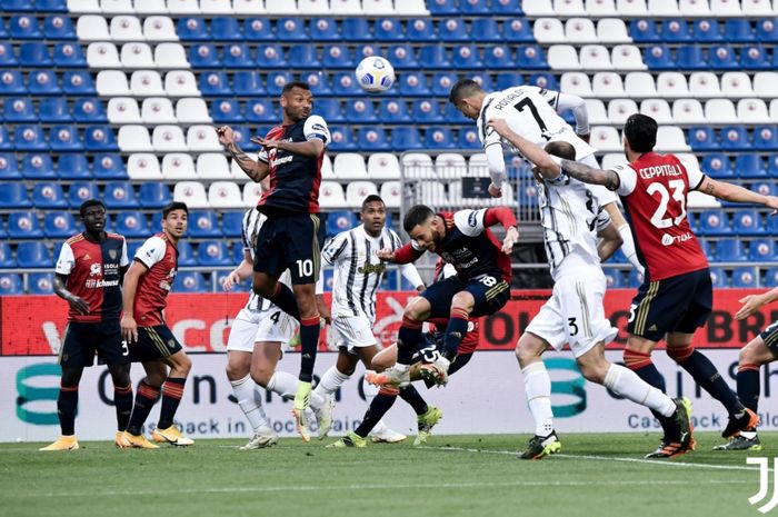 Cristiano Ronaldo sukses mencetak hat-trick pada babak pertama Juventus melawan Cagliari dan membuat keunggulan 3-0.