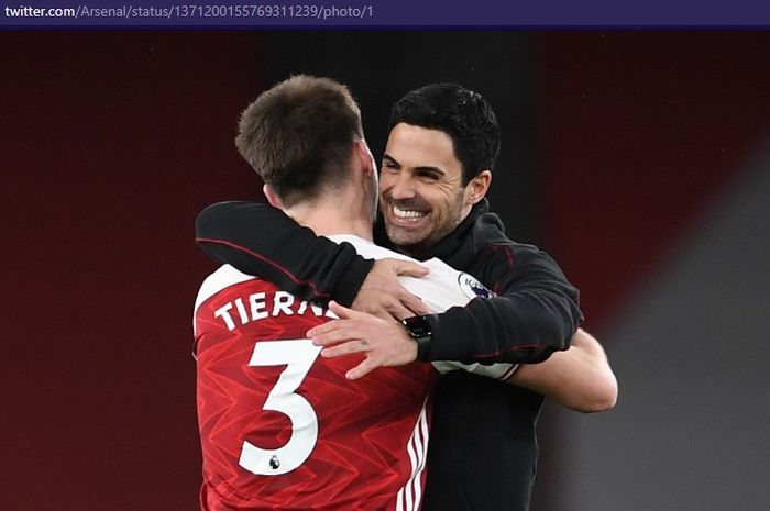 Pelatih Arsenal, Mikel Arteta, memeluk Kieran Tierney, usai menaklukkan Tottenham Hotspur dalam laga pekan ke-28 Liga Inggris 2020-2021 di Emirates Stadium, Minggu (14/3/2021) pukul 23.30 WIB, 