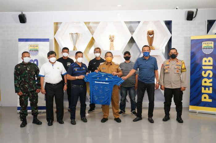 Penandatanganan pakta integritas di Grha Persib Bandung dalam kesepahaman menjaga keamanan gelaran Piala Menpora 2021 di Kota Bandung.