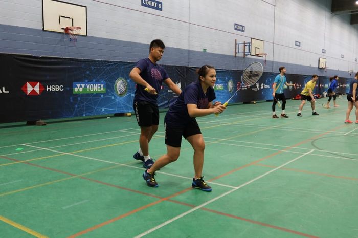 Pasangan ganda campuran Indonesia, Praveen Jordan/Melati Daeva Oktavianti, berlatih jelang All England Open 2021 di practice hall Utilita Arena, Birmingham, Selasa (16/3/2021).