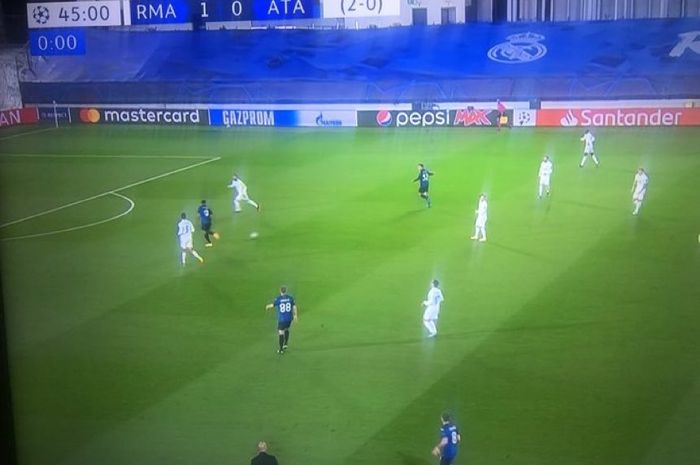 Para pemain Atalanta melampiaskan kekecewaannya kepada wasit di laga lawan Real Madrid, karena sang wasit meniup peluit panjang tanda berakhirnya babak pertama secara prematur. 