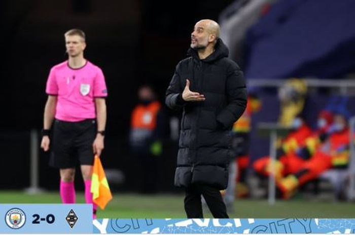 Ekspresi pelatih Manchester City, Pep Guardiola, dalam laga leg kedua babak 16 besar Liga Champions kontra Borussia Moenchengladbach di Stadion Puskas Arena, Selasa (16/3/2021).