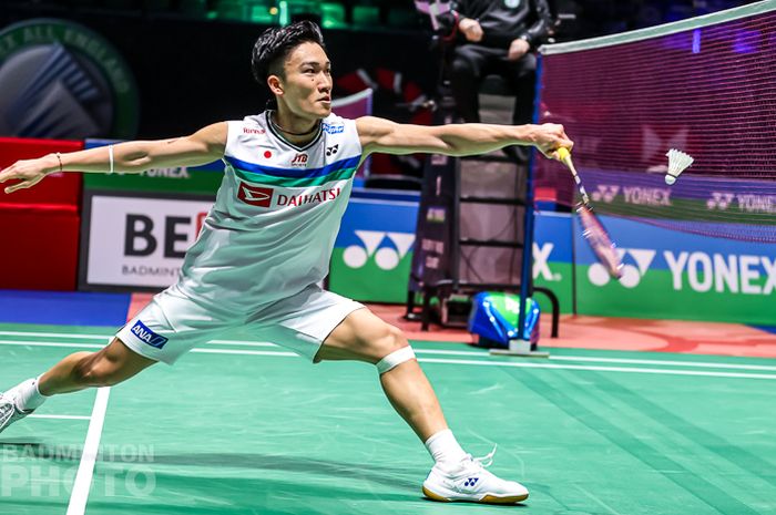 Pebulu tangkis tunggal putra asal Jepang, Kento Momota, saat menjalani pertandingan melawan Prannoy HS (India) pada babak kedua All England Open 2021 di Arena Birmingham, Birmingham, Inggris, Kamis (18/3/2021). Peringkat 1 dunia BWF sekaligus unggulan pertama Olimpiade Tokyo 2020 ini tersingkir lebih cepat. Dua tunggal putra Indonesia melaju ke fase gugur.