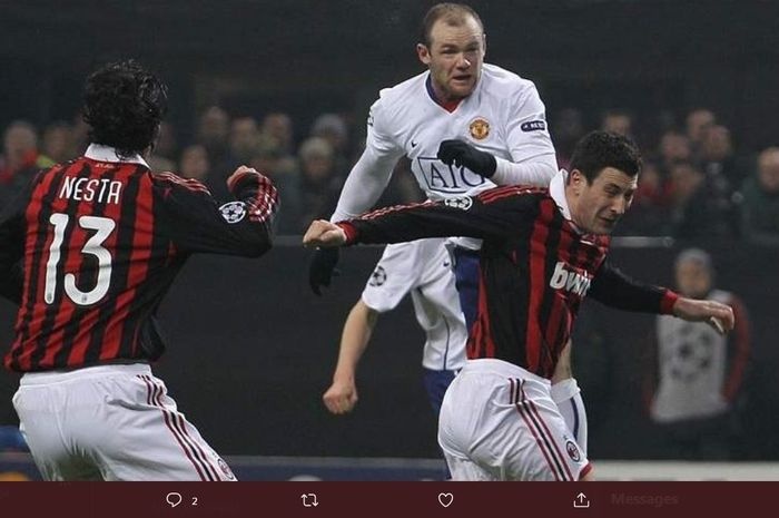 Wayne Rooney (atas) saat mencetak gol Manchester United ke gawang AC Milan di Liga Champions 2009-2010.