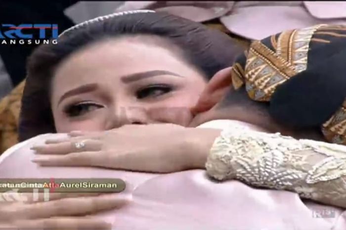Aurel menangis saat acara siraman dan memeluk Anang