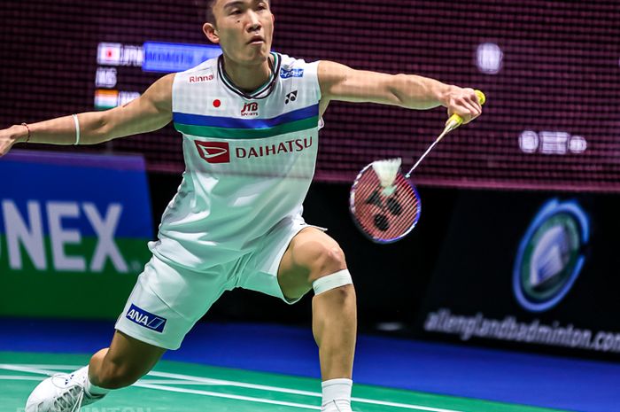 Pebulu tangkis tunggal putra Jepang, Kento Momota, saat bertanding pada babak kedua All England Open 2021 di Arena Birmingham, Inggris, Kamis (18/3/2021).