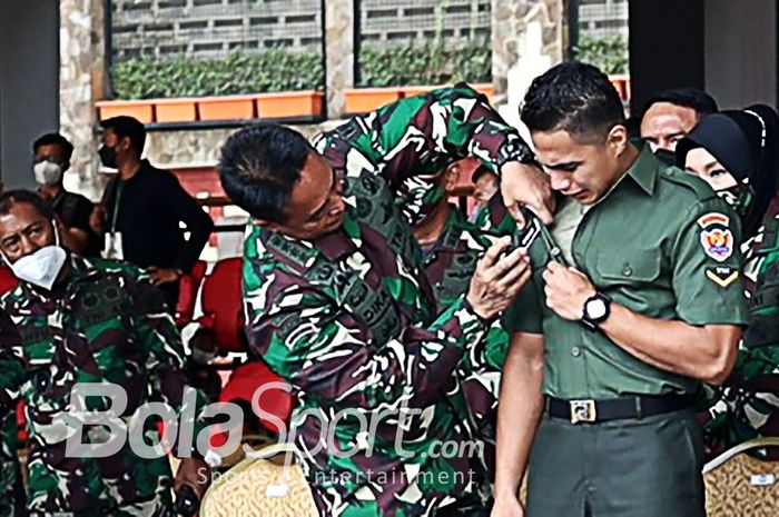 Kepala Staf  Angkatan Darat (KSAD) Jendral TNI Andika Perkasa sedang menggantikan badge nama dari Aprilia  Santini Manganang menjadi Aprilio Perkasa Manganang, 19 Maret 2021.