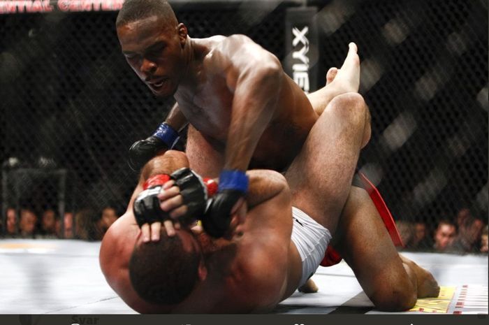 Jon Jones (atas) saat mengalahkan Mauricio Rua pada 19 Maret 2011 untuk menjadi juara kelas berat ringan UFC.