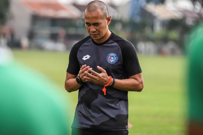 Kurniawan Dwi Yulianto berdoa agar sukses mengemban tanggung jawab. Mantan pemain Timnas Indonesia ini sekarang menjadi pelatih Sabah di Malaysia.