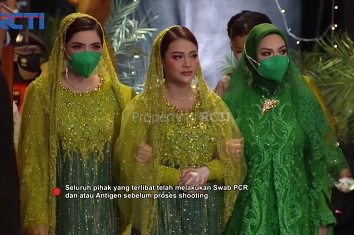 Aurel membawa dua ibunya di acara pengajian