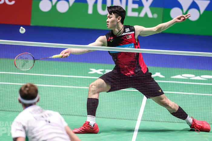 Aksi tunggal putra Malaysia, Lee Zii Jia, saat melawan Viktor Axelsen pada final All England Open 2021, Minggu (21/3/2021)