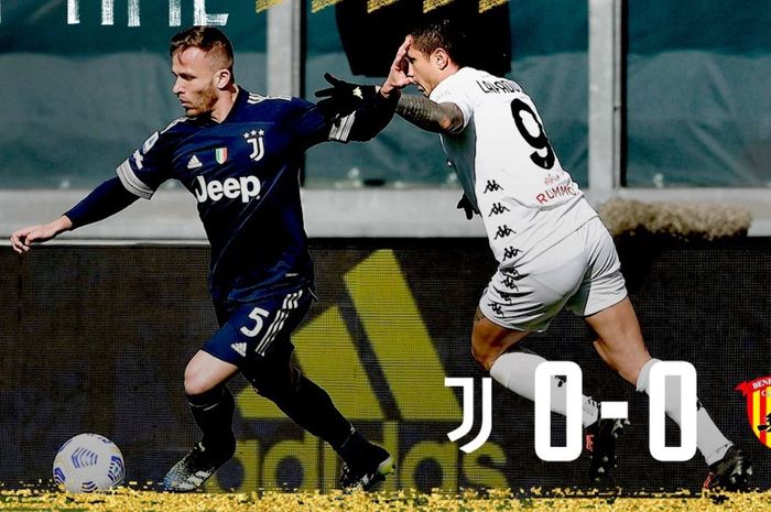 Gelandang Juventus, Arthur, mengontrol bola dalam laga Liga Italia kontra Benevento di Stadion Allianz, Minggu (21/3/2021).