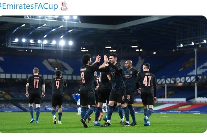 Manchester City menyusul Southampton ke semifinal Piala FA usai menaklukkan Everton 2-0 di babak perempat final.