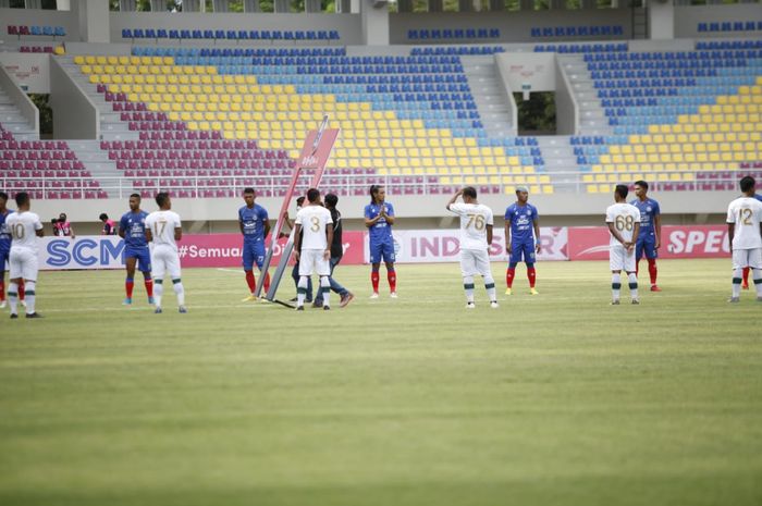 Para pemain Arema FC dan Tira Persikabo telah memasuki lapangan dalam laga pembuka Piala Menpora 2021 di Stadion Manahan, Solo, Jawa Tengah, 21 Maret 2021.