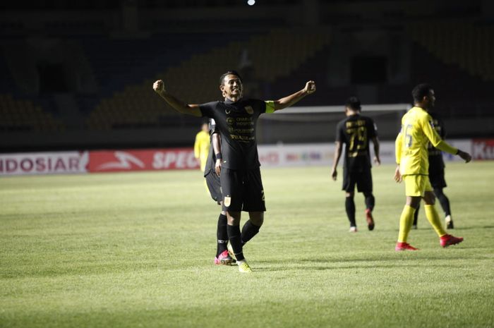 Striker PSIS Semarang, Hari Nur Yulianto, merayakan gol yang dicetaknya pada laga kontra Barito Putera di Piala Menpora 2021.