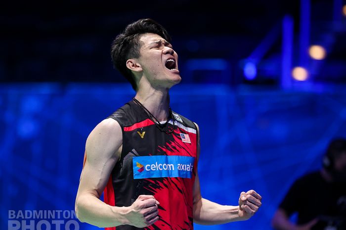 Pebulu tangkis tunggal putra Malaysia, Lee Zii Jia, melakukan selebrasi usai memenangi pertandingan melawan Viktor Axelsen (Denmark) pada babak final All England Open 2021 di Arena Birmingham, Birmingham, Inggris, Minggu (21/3/2021).