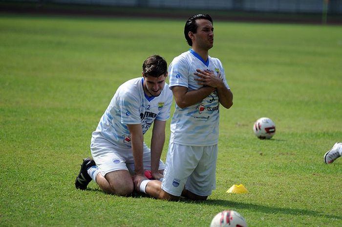 Ezra Walian (kanan) menjalani latihan perdananya bersama Persib Bandung di Stadion Gelora Bandung Lautan Api (GBLA), Kota Bandung, Kamis (18/03/2021). 