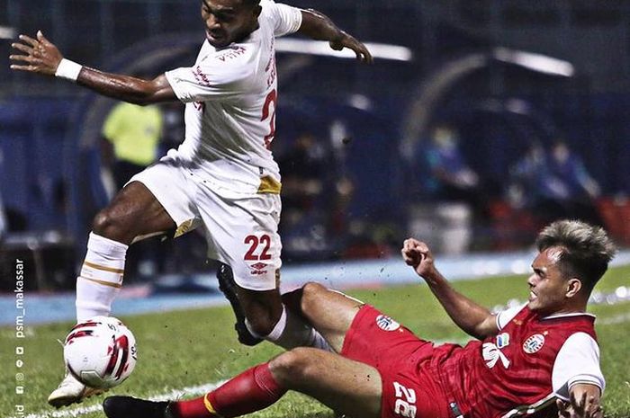 Aksi winger timnas Indonesia, Yacob Sayuri, saat membela PSM Makassar melawan Persija Jakarta pada gelaran Piala Menpora 2021.