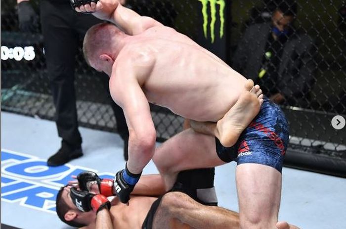 Momen Grant Dawson (atas) melakukan epic comeback paling ngeri di UFC Vegas 22 (21/3/2021).