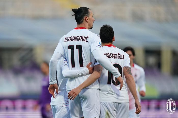Striker AC Milan, Zlatan Ibrahimovic, merayakan gol ke gawang Fiorentina dalam laga Liga Italia di Stadion Artemio Franchi, Minggu (21/3/2021).