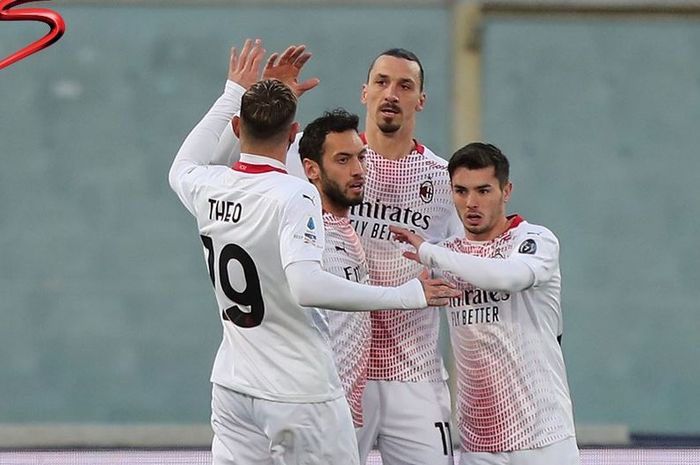 Striker AC Milan, Zlatan Ibrahimovic, merayakan gol ke gawang Fiorentina dalam laga Liga Italia di Stadion Artemio Franchi, Minggu (21/3/2021).