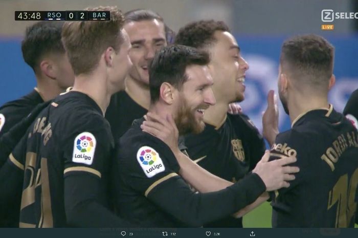 Kapten Barcelona, Lionel Messi, melakukan selebrasi seusai menjebol gawnag Real Sociedad dalam laga pada Minggu (21/3/2021).