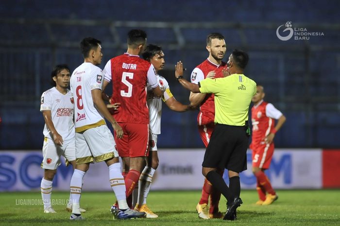 Pertikaian pemain saat Persija Jakarta melawan PSM Makassar di Piala Menpora 2021.