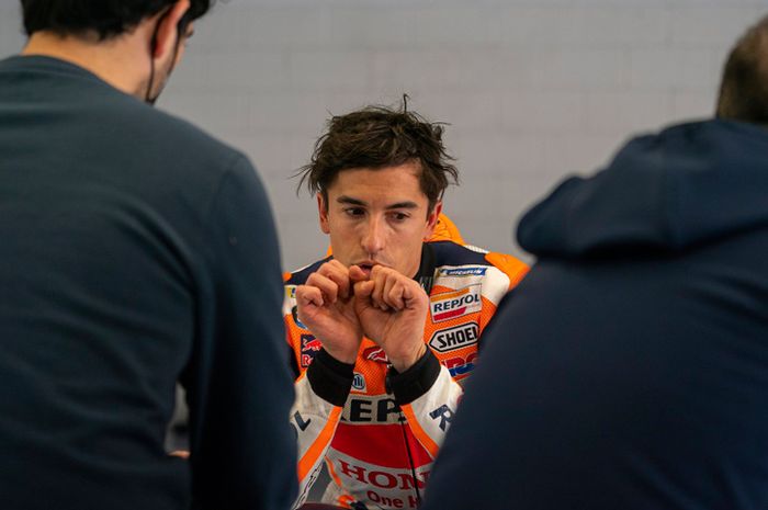 Bikin lesu jagat MotoGP, Marc Marquez dipastikan gak balapan di MotoGP Qatar 2021 setelah konsultasi dengan dokter yang merawatnya