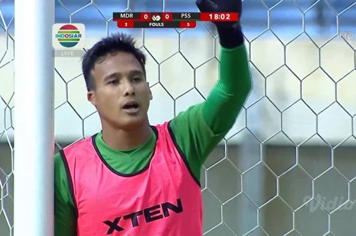 Kiper Madura United, M Ridho, saat mengenakan rompi pada babak pertama laga kontra PSS Sleman di Piala Menpora 2021 (23/3/2021). 