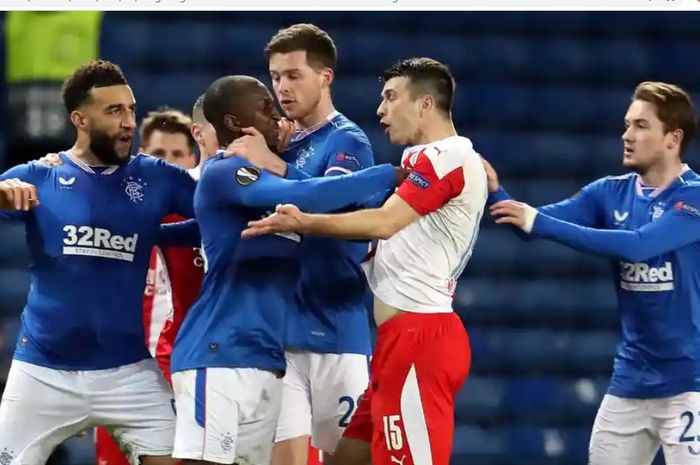 Ondrej Kudela dan Glen Kamara terlibat bentrokan dalam laga Glasgow Rangers vs Slavia Praha pada leg kedua babak 16 besar Liga Europa.