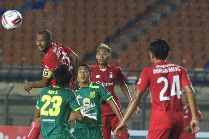 Bek Persik Kediri, Andri Ibo, menyundul bola saat timnya berhadapan dengan Persebaya Surabaya di laga Grup C Piala Menpora 2021 di Stadion Si Jalak Harupat, Soreang, Kabupaten Bandung, Selasa (23/3/2021).