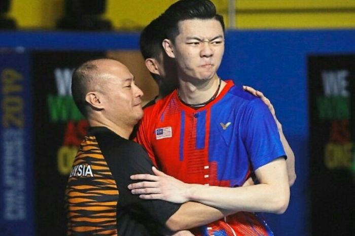 Hendrawan, pelatih tunggal putra Malaysia dari Indonesia, memeluk anak asuhnya, Lee Zii Jia.