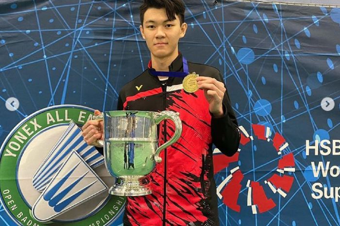 Lee Zii Jia berpose dengan trofi dan medali usai menjuarai tunggal putra All England 2021.