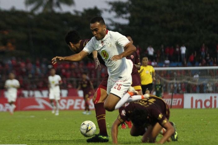 Kapten Barito Putera, Rizky Pora saat duel dengan pemain  PSM Makassar dalam laga Liga 1 2019, di Stadion Andi Mattalata Mattoanging, Makassar, Rabu (15/8/2019).