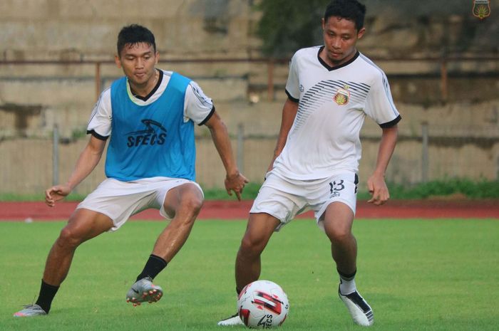 Gelandang Bhayangkara Solo FC, Edan Dimas Darmono (kanan).