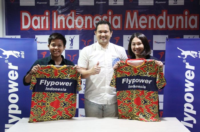 Pasangan ganda putri Indonesia, Ribka Sugiarto/Siti Fadia Silva Ramadhanti (kanan-kiri), usai menandatangani kerja sama dengan Flypower yang diwakili Direktur Utama, Hariyanto Arbi (tengah).