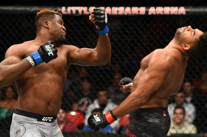 Eks jagoan UFC, Francis Ngannou digadang-gadang bisa memukul KO mantan raja tinju, Anthony Joshua.