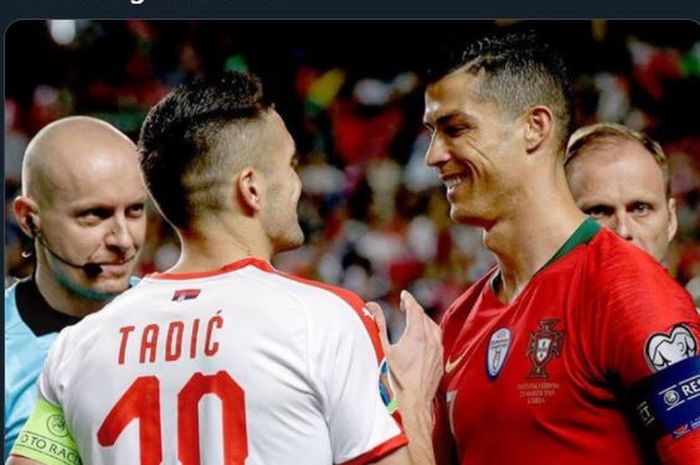 Dusan Tadic bersalaman dengan Cristiano Ronaldo dalam duel timnas Serbia melawan timnas Portugal.