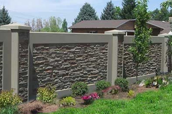 Ilustrasi tembok batas pekarangan yang berbatasan dengan rumah tetangga.