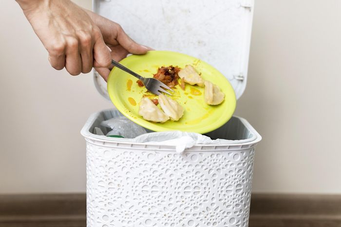 4 Bahan Ini Bisa Bantu Kurangi Bau Tidak Sedap Tempat Sampah, Salah
