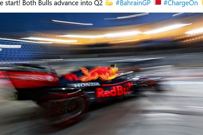 Pembalap Red Bull Racing, Max Verstappen, keluar dari pit saat kualifikasi Formula 1 GP Bahrain di Sirkuit Sakhir, Bahrain, 27 Maret 2021.