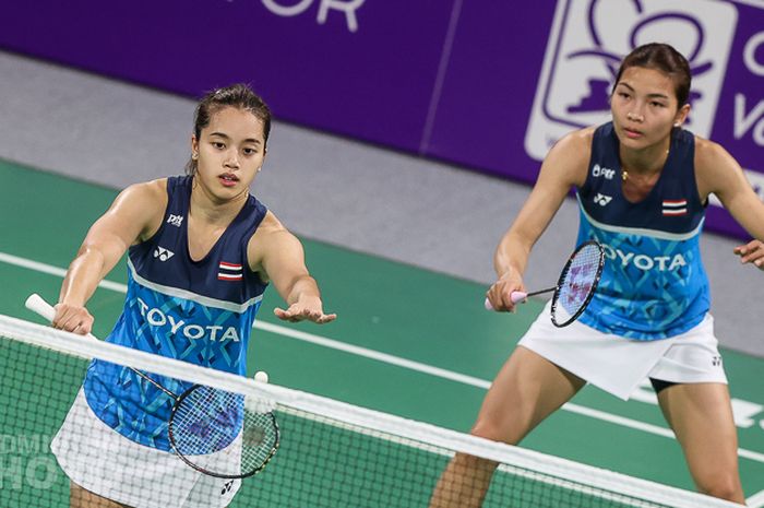 Aksi pasangan ganda putri Thailand, Jongkolphan Kititharakul/Rawinda Prajongjai (kiri), pada final Orleans Masters 2021 di Palais des Sports, Prancis, 28 Maret 2021.