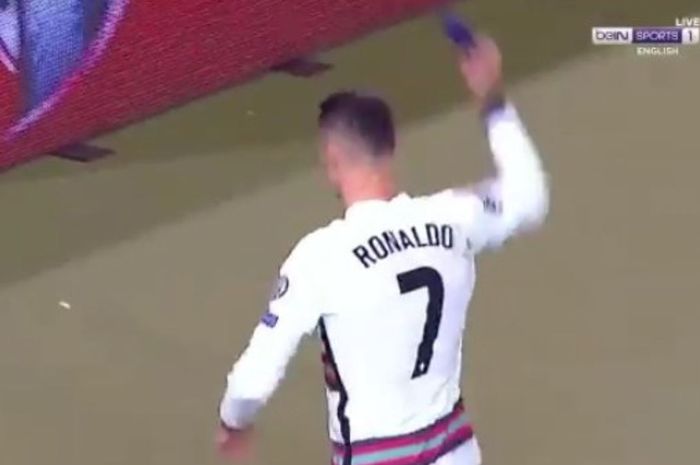 Usai membuang ban kapten karena gol dianulir, Cristiano Ronaldo memberi tahu perasaannya. Ronaldo menilai timnas Portugal dirugikan.