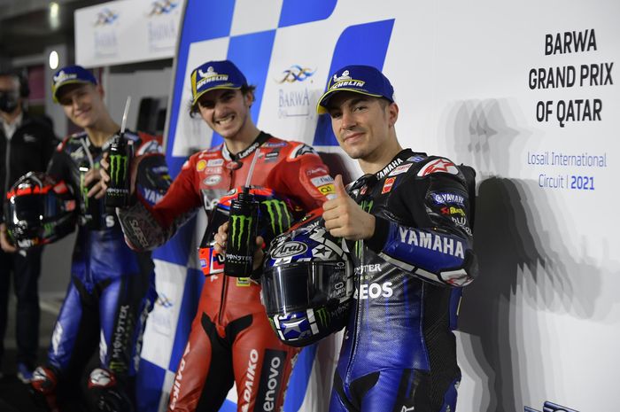 Dari kiri ke kanan, Fabio Quartararo (Monster Energy Yamaha), Francesco Bagnaia (Ducati), Maverick Vinales (Monster Energy Yamaha) setelah sesi kualifikasi GP Qatar di Sirkuit Losail, Minggu (28/3/2021) dini hari WIB.