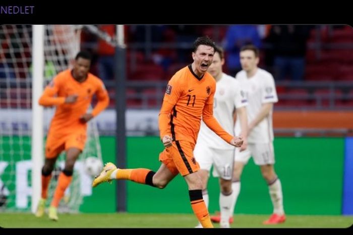 Striker timnas Belanda, Steven Berghuis, mencetak gol pembuka timnya di laga kontra timnas Latvia