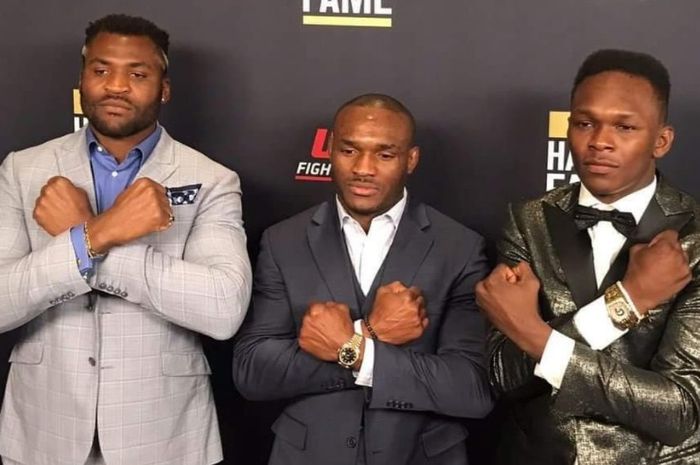 Kamaru Usman (tengah), menyakini sahabatnya, Francis Ngannou (kiri), memiliki senjata pemberian dari Tuhan.