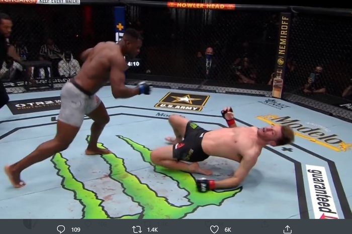 Francis Ngannou (bersiap menerjang) saat berhasul mumukul KO, Stipe Miocic (posisi hampir jatuh) di UFC 260 untuk menjadi juara baru kelas berat.